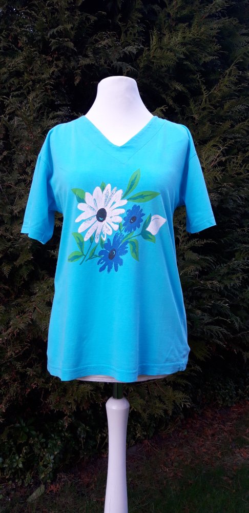blaues Shirt mit Blume als Aufdruck