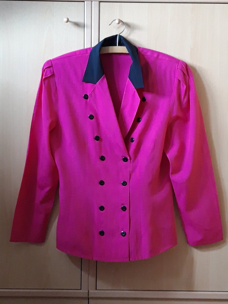 Pinke Vintage Bluse mit Schulterpolstern und schwarzen Knöpfen