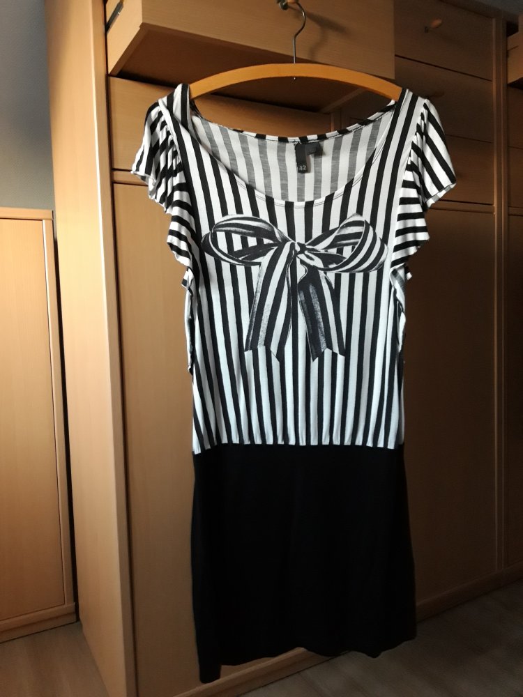 schwarz-weiß gestreiftes Kleid oder Oberteil 