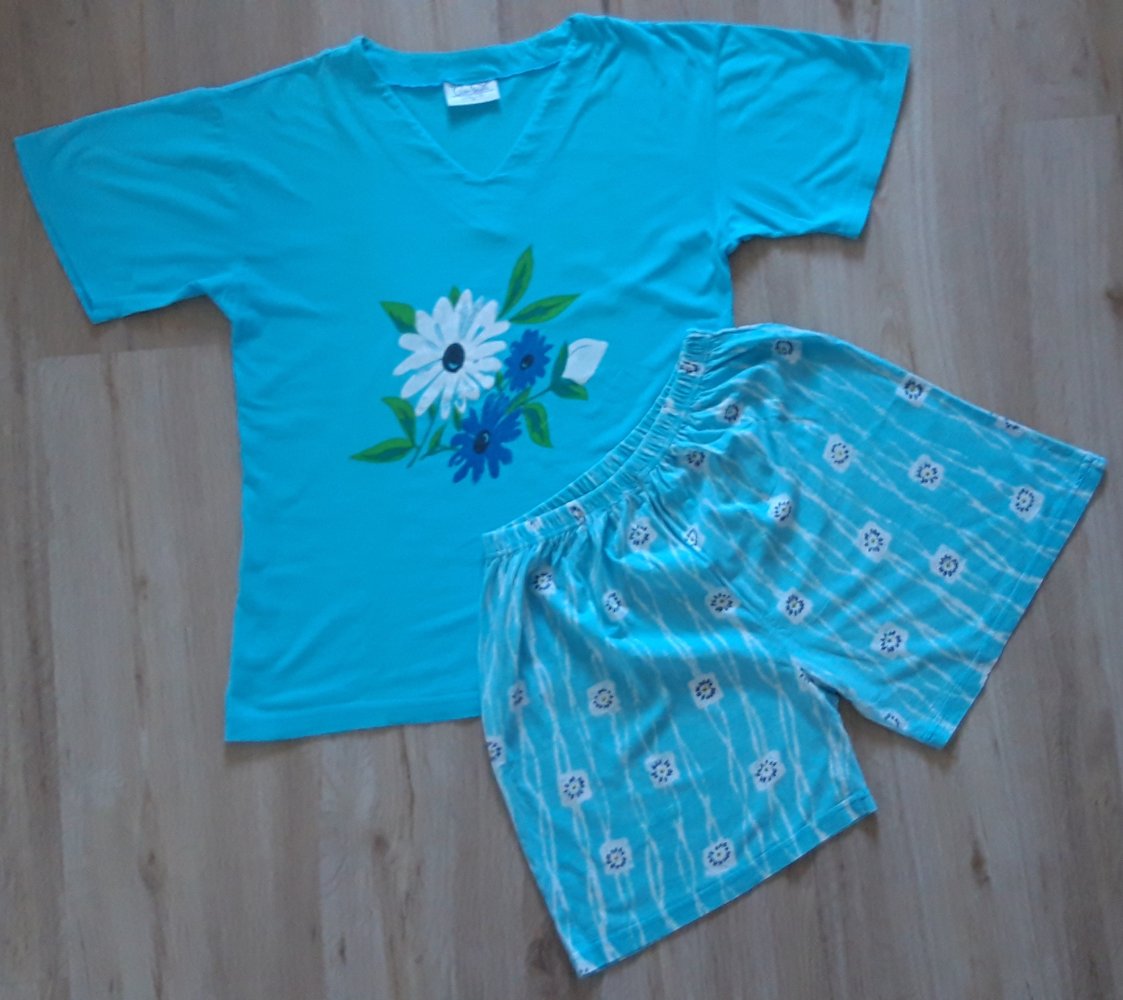 blaue Short mit weißem Blumenmuster