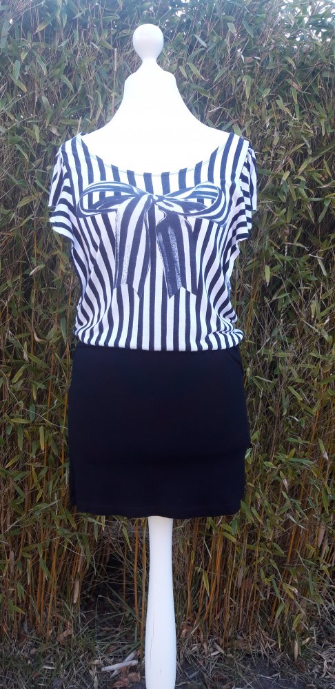 schwarz-weiß gestreiftes Kleid oder Oberteil 