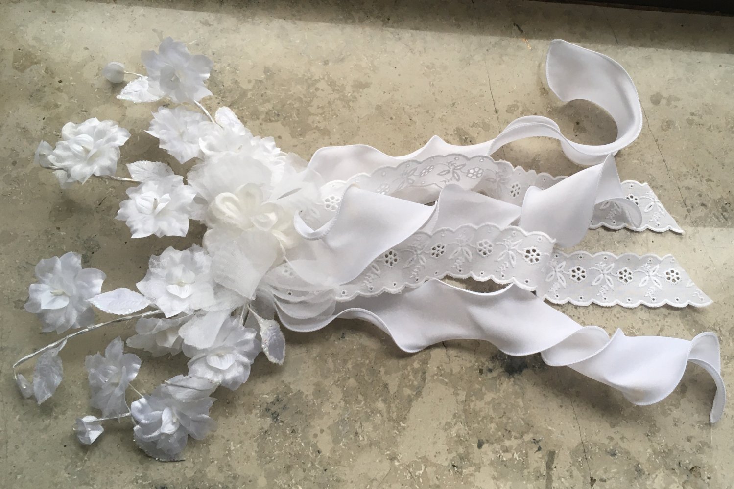 Schicker Blüten-Kopfschmuck inkl. Täschchen