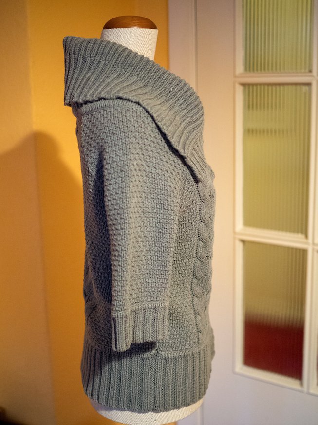 Graue Strickjacke