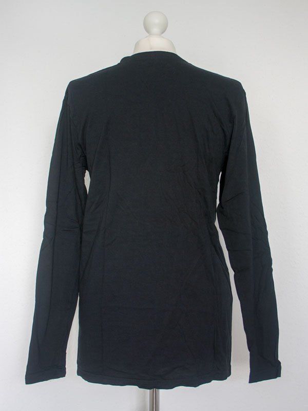 Einfacher schwarzer Longsleeve mit V-Ausschnitt