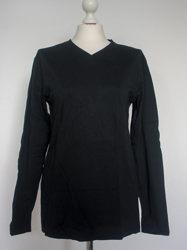 Einfacher schwarzer Longsleeve mit V-Ausschnitt