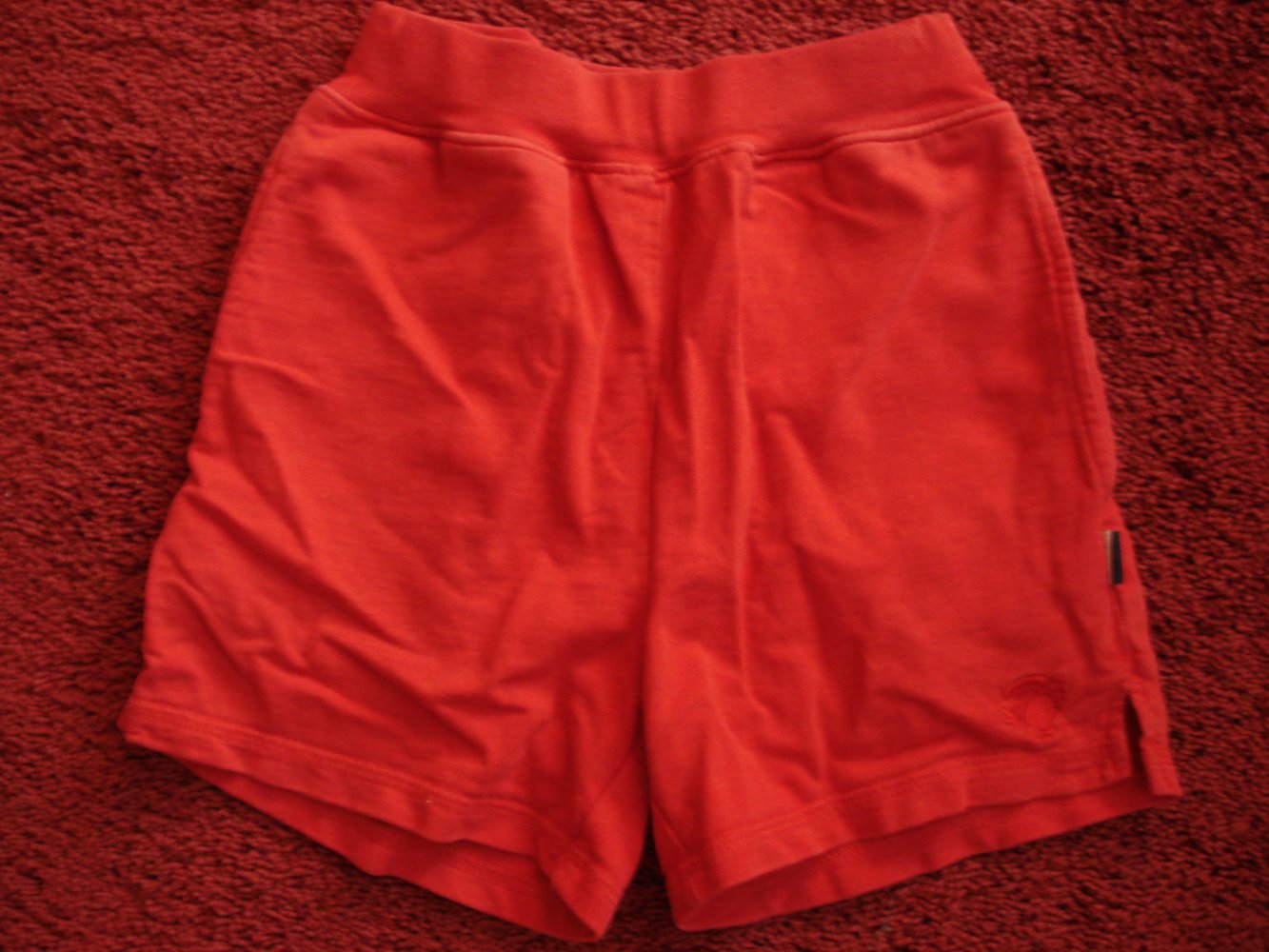 rote Shorts mit Gummizug