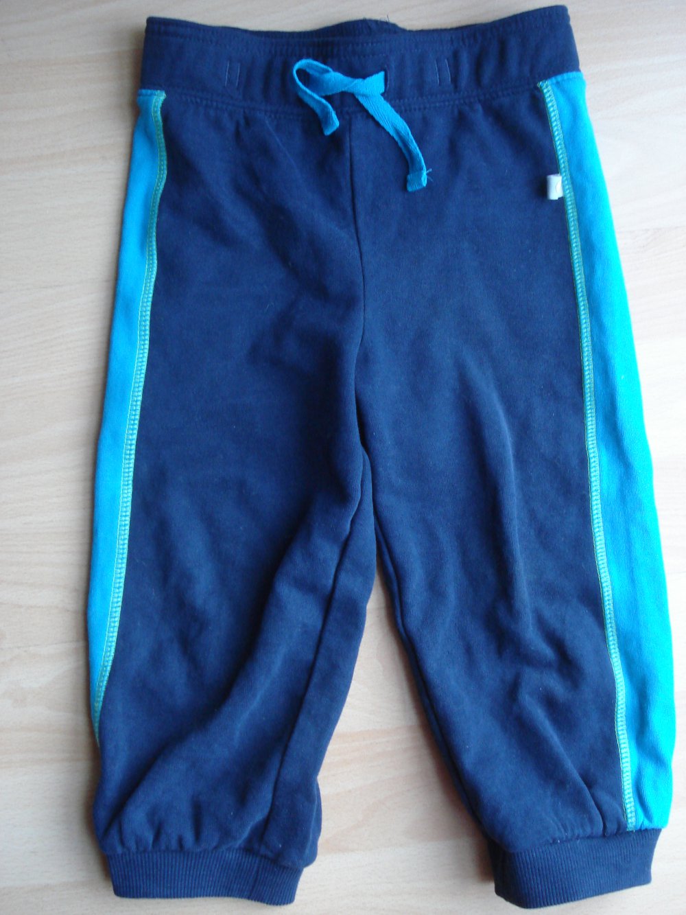 coole blaue Jogginghose mit Seitenstreifen