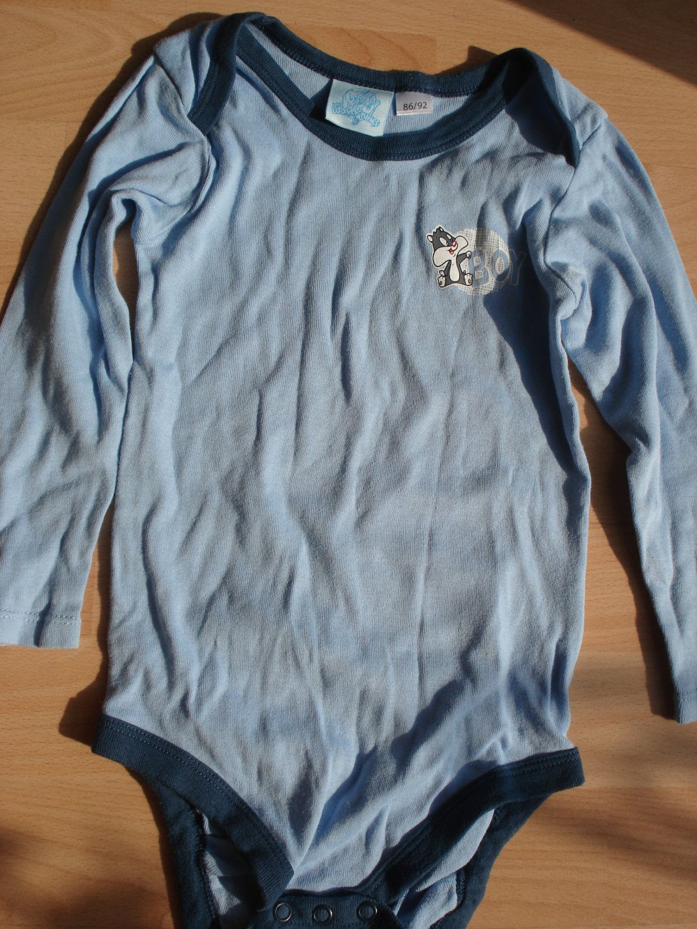 hellblauer Langarm-Body Boy