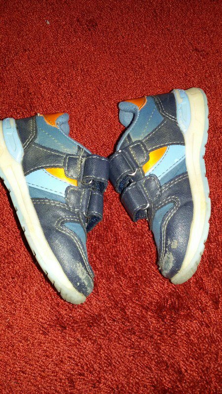 Blaue Halbschuhe mit Klettverschluss