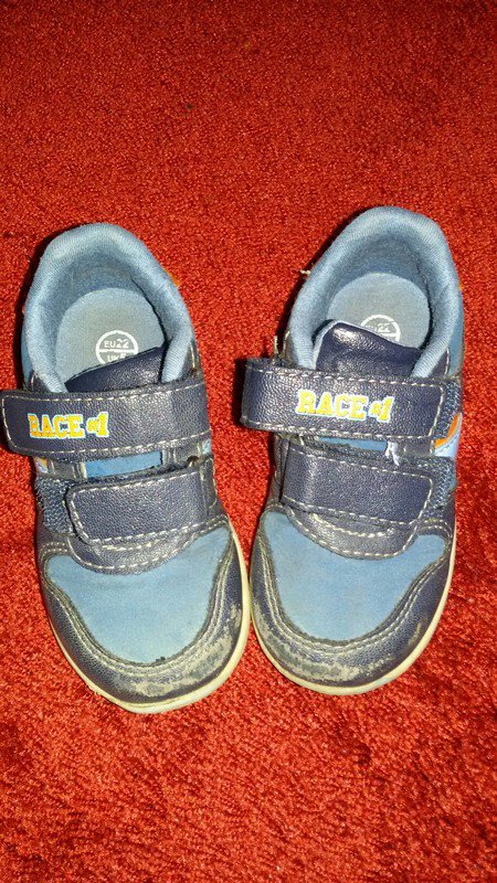 Blaue Halbschuhe mit Klettverschluss
