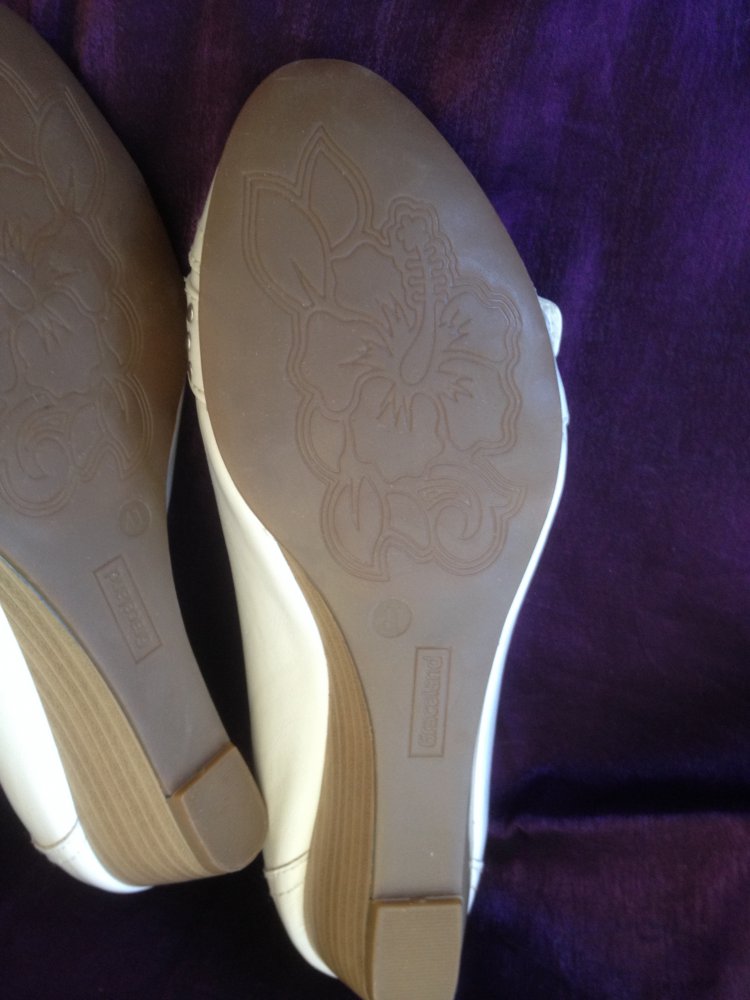 Weiße Pumps mit Keilabsatz Gr. 41
