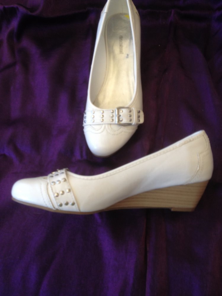 Weiße Pumps mit Keilabsatz Gr. 41