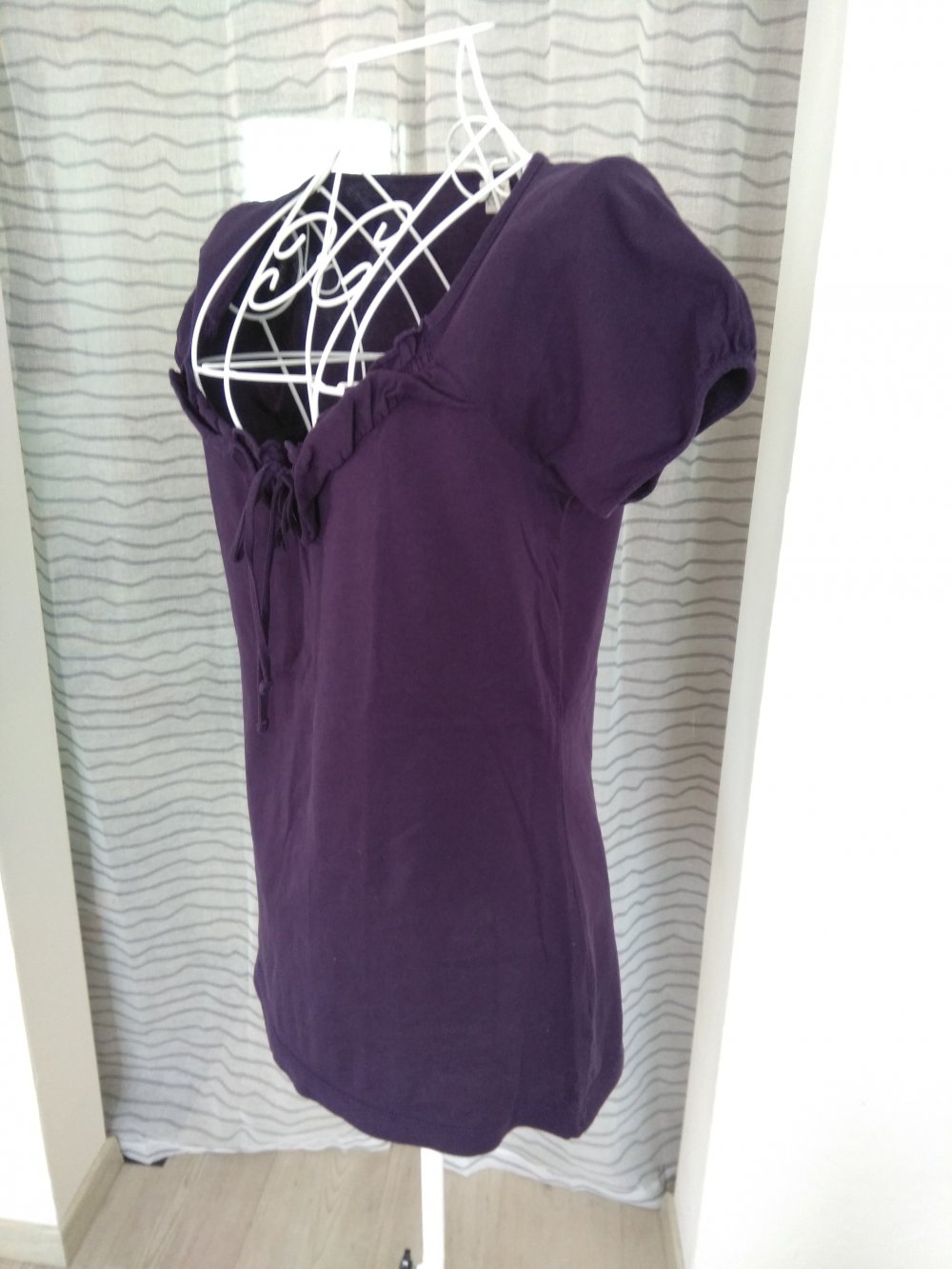 Lila T-Shirt oben mit Rüschen