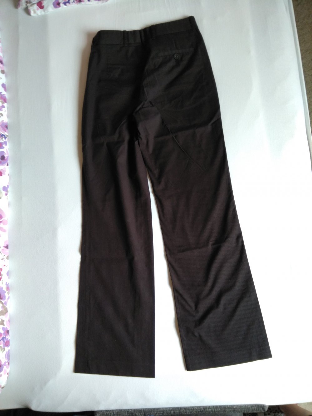 Schwarze Hose mit dünnen braunen Nadelstreifen