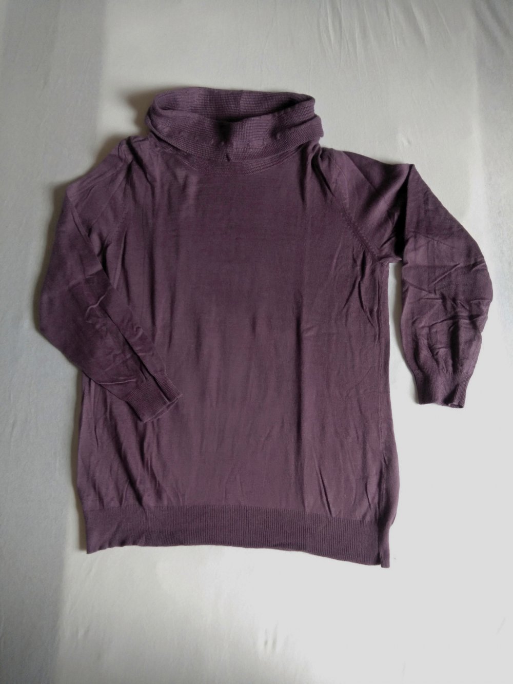 Dünner lila Pullover