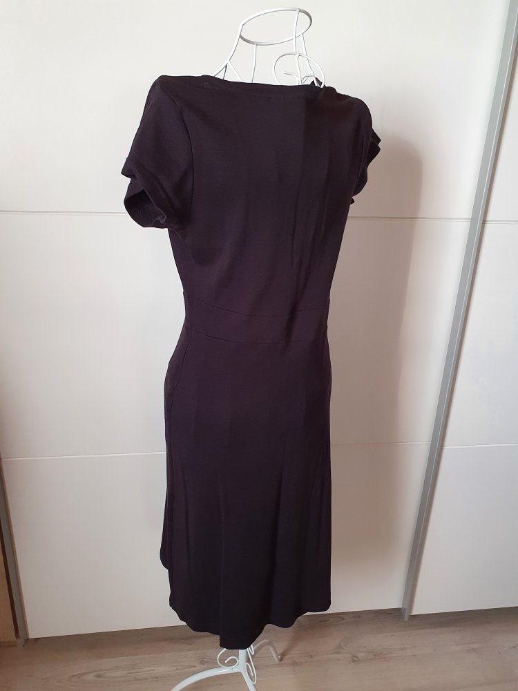 Schwarzes Kleid mit V-Ausschnitt