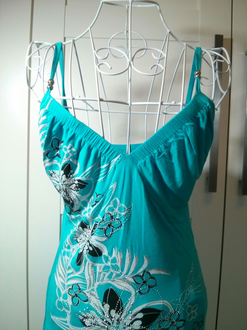 Blaues Träger Top mit Blumenmuster