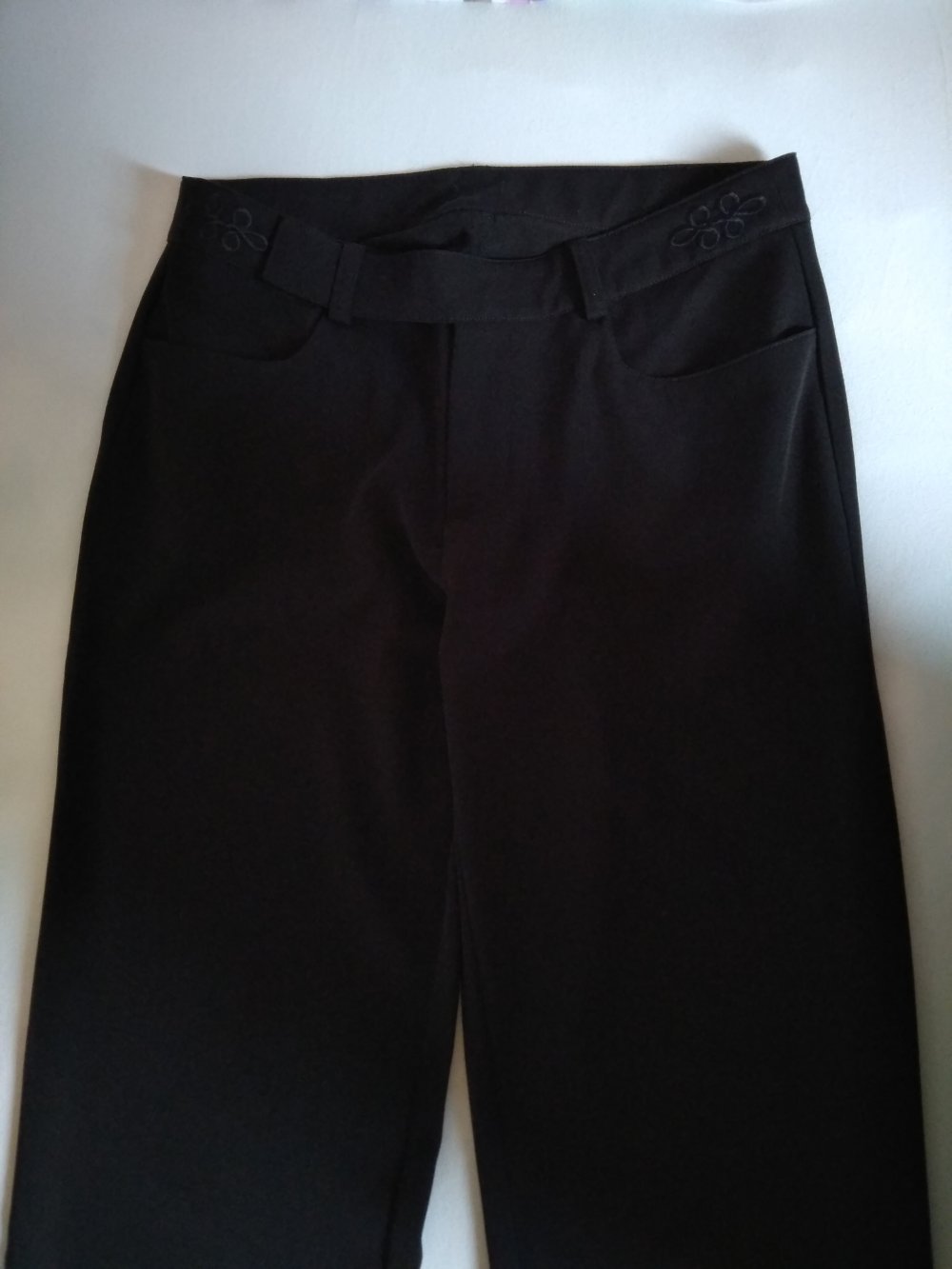 Schwarze weite Hose