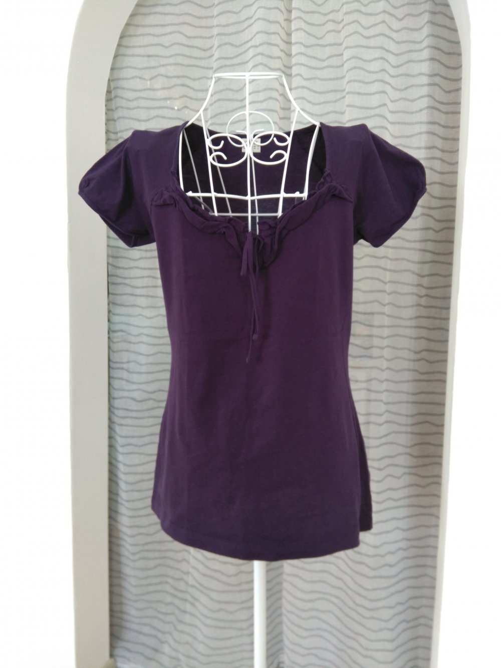 Lila T-Shirt oben mit Rüschen