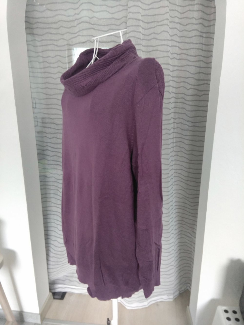 Dünner lila Pullover
