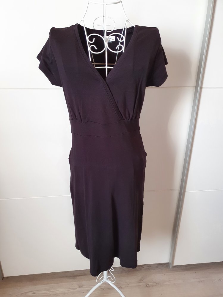 Schwarzes Kleid mit V-Ausschnitt