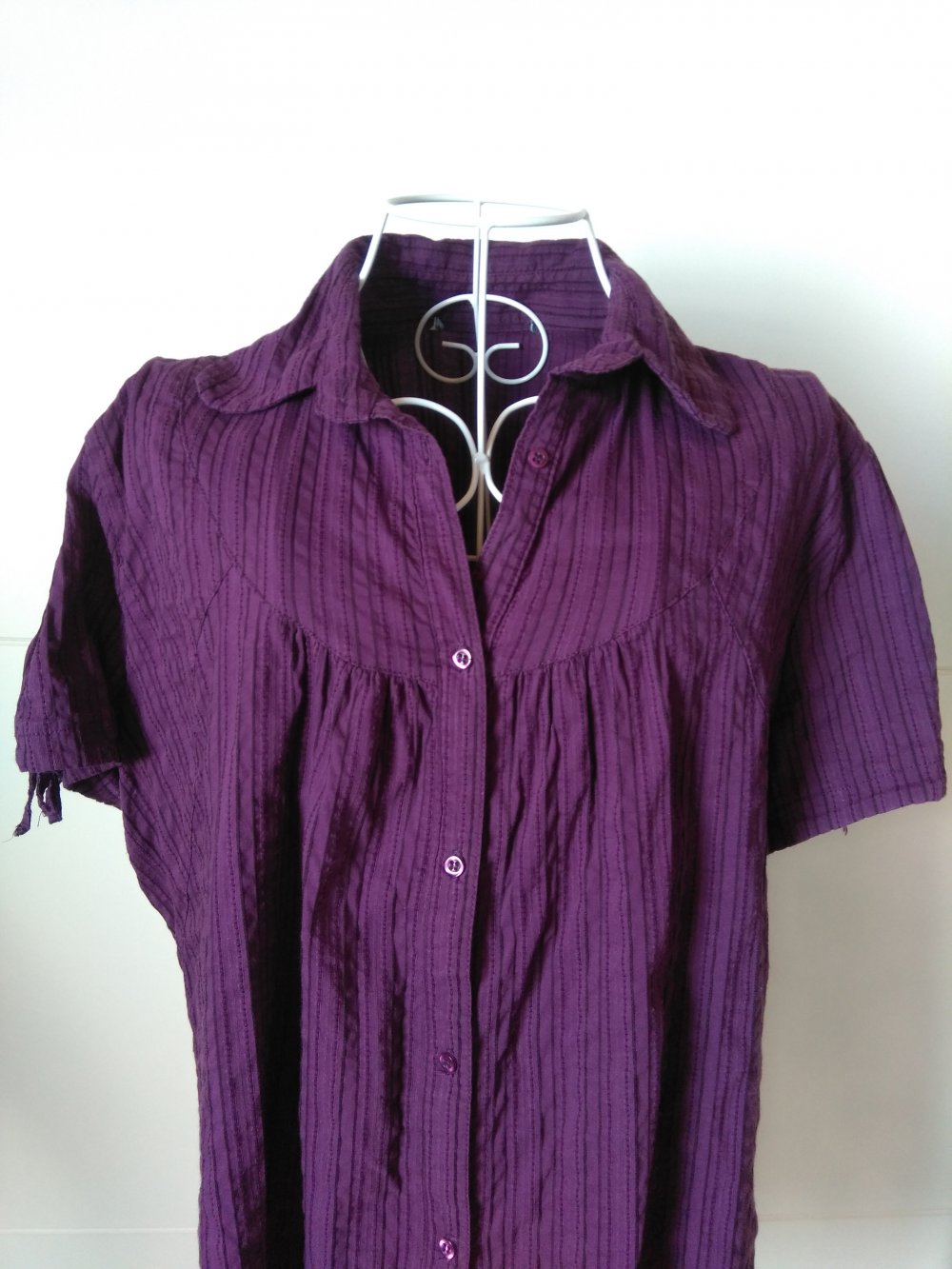 Lila Bluse mit Längsstreifen