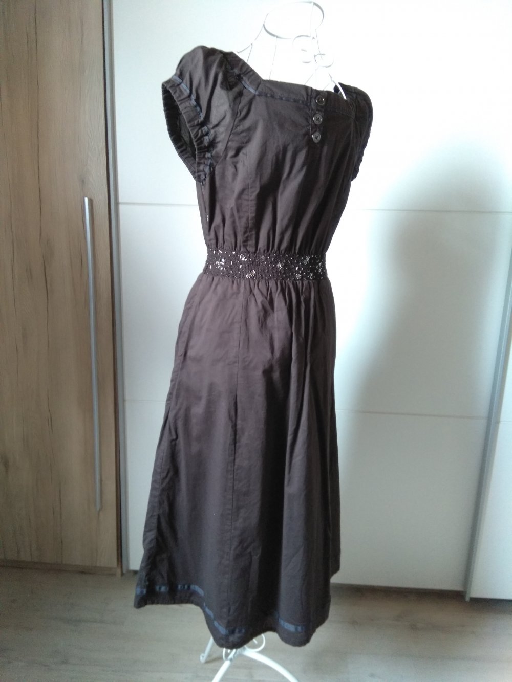 Braunes Kleid mit Paillettengummizug
