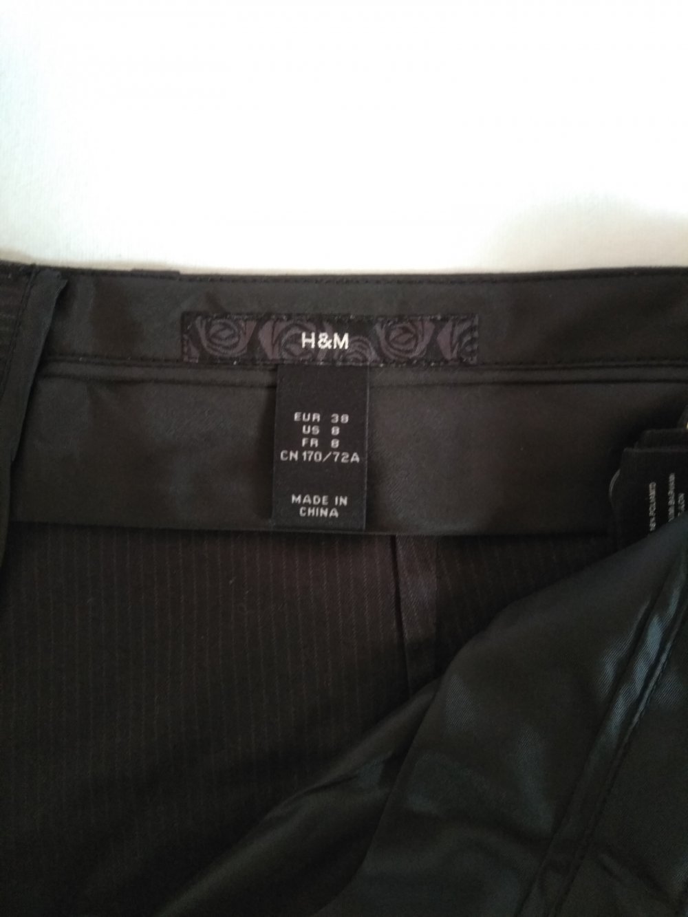 Schwarze Hose mit dünnen braunen Nadelstreifen