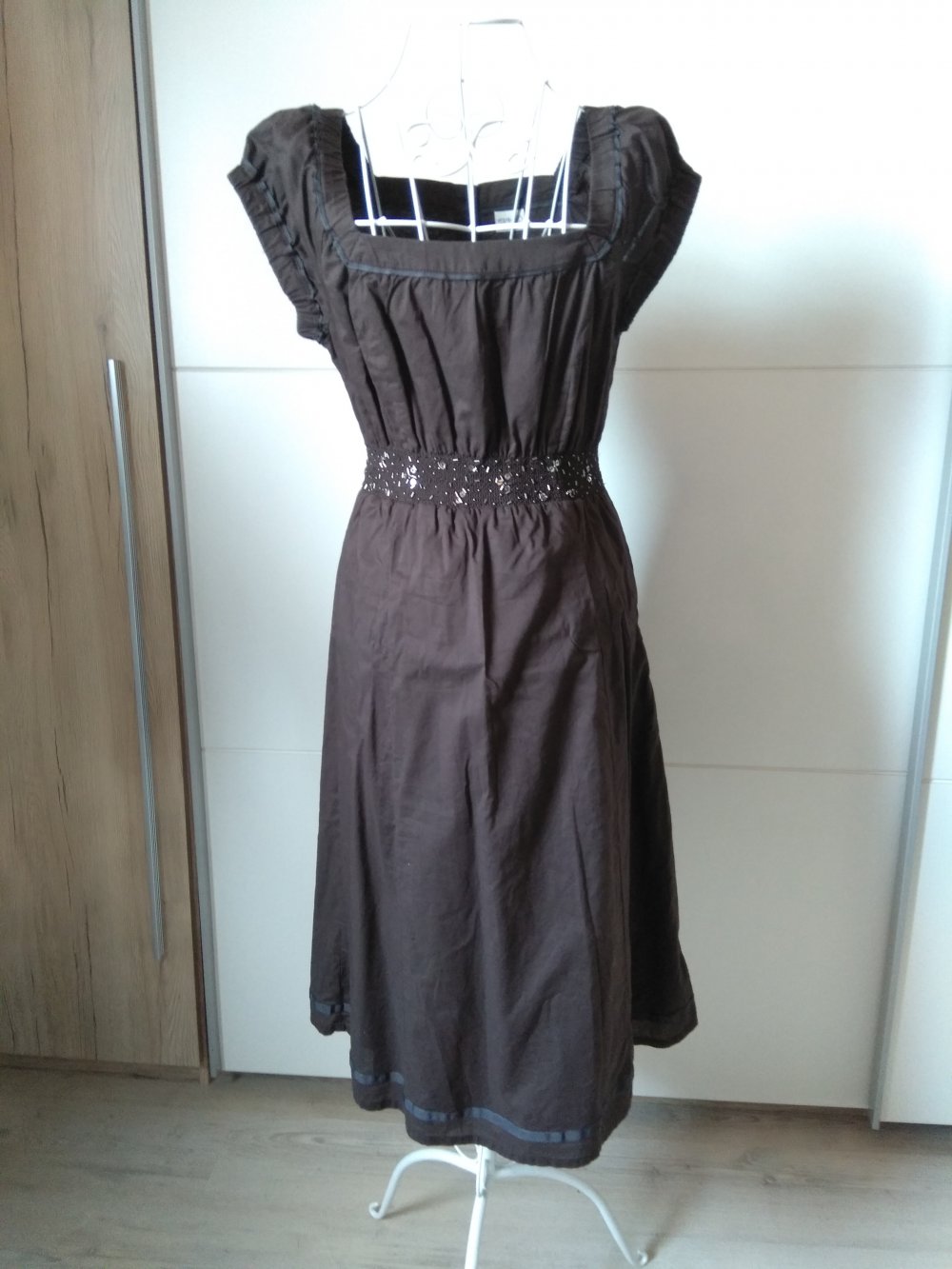 Braunes Kleid mit Paillettengummizug