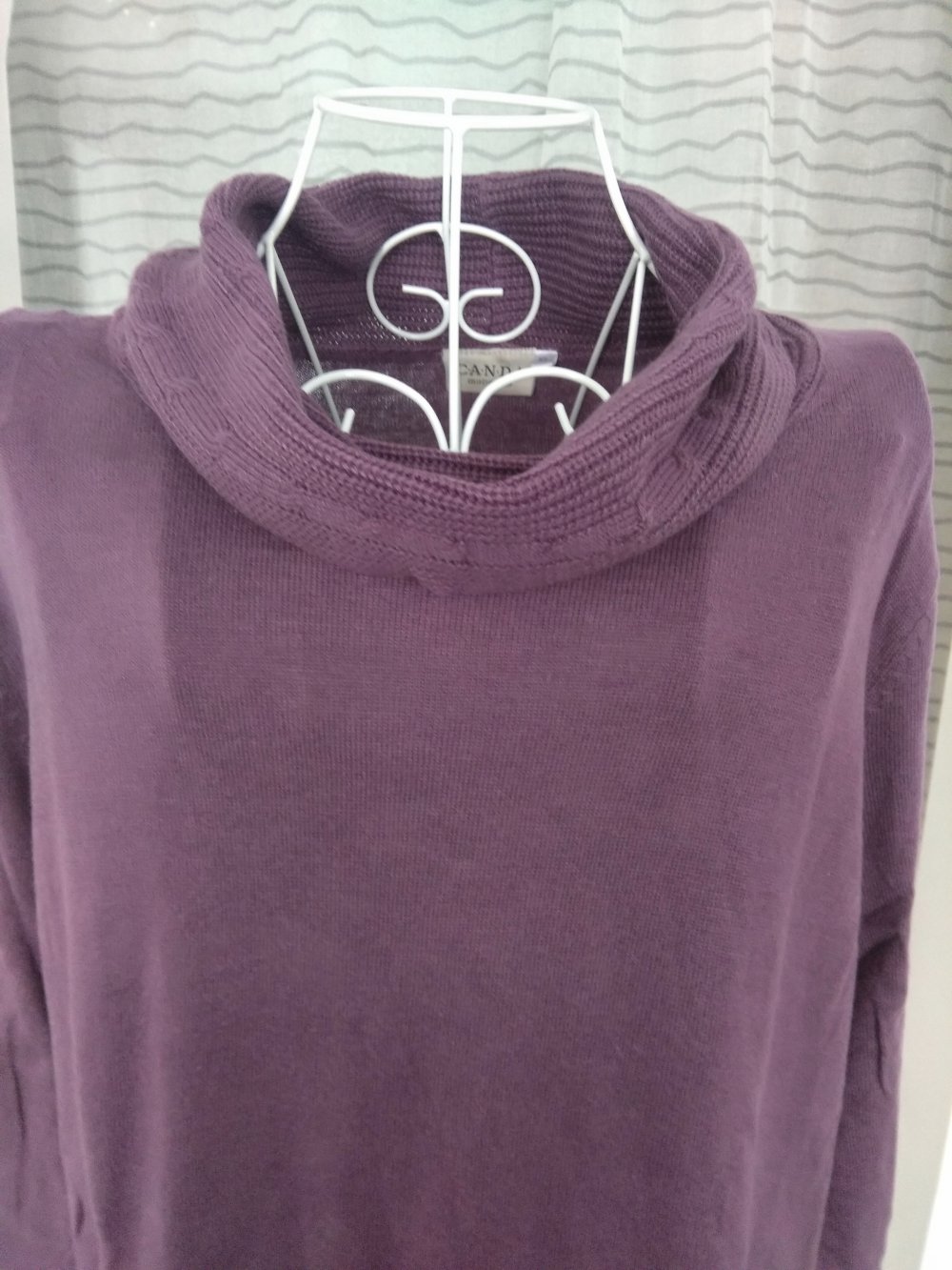 Dünner lila Pullover