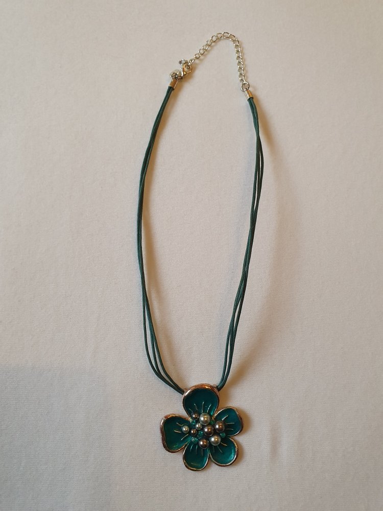 Türkis grüne Kette mit Blumenanhänger