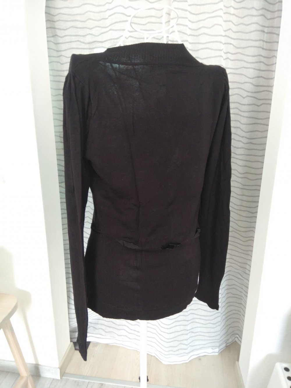 Dünner schwarzer Pullover mit V-Ausschnitt