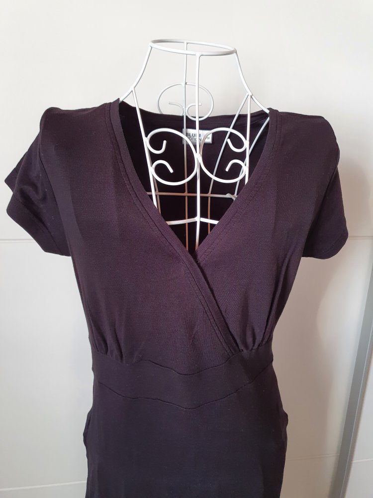 Schwarzes Kleid mit V-Ausschnitt