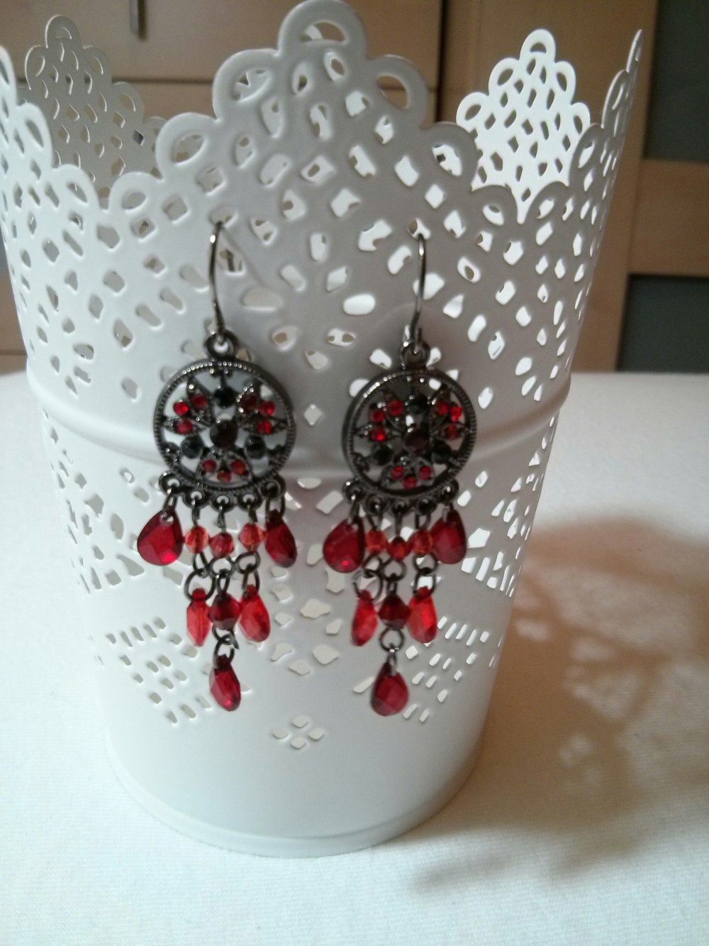 Rote Ohrringe