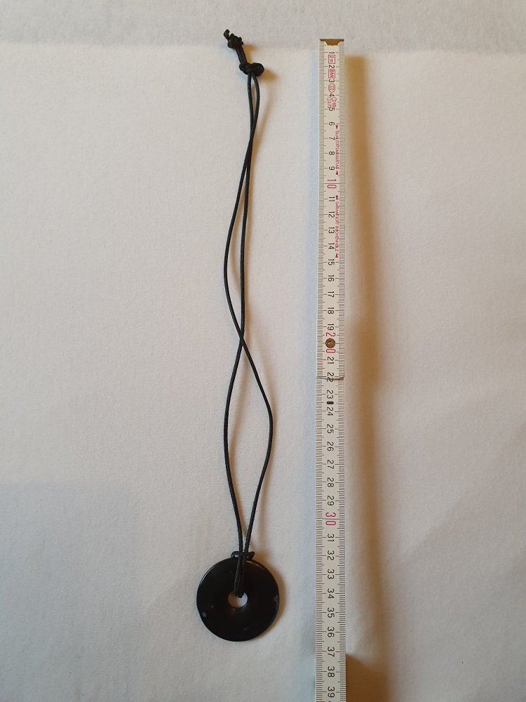 Schwarze Kette mit runden Stein