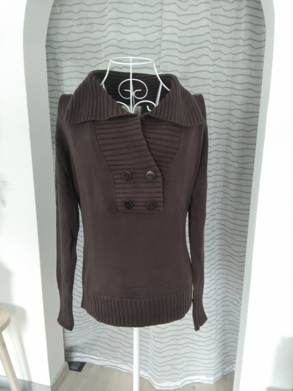 Brauner Pullover mit Kragen