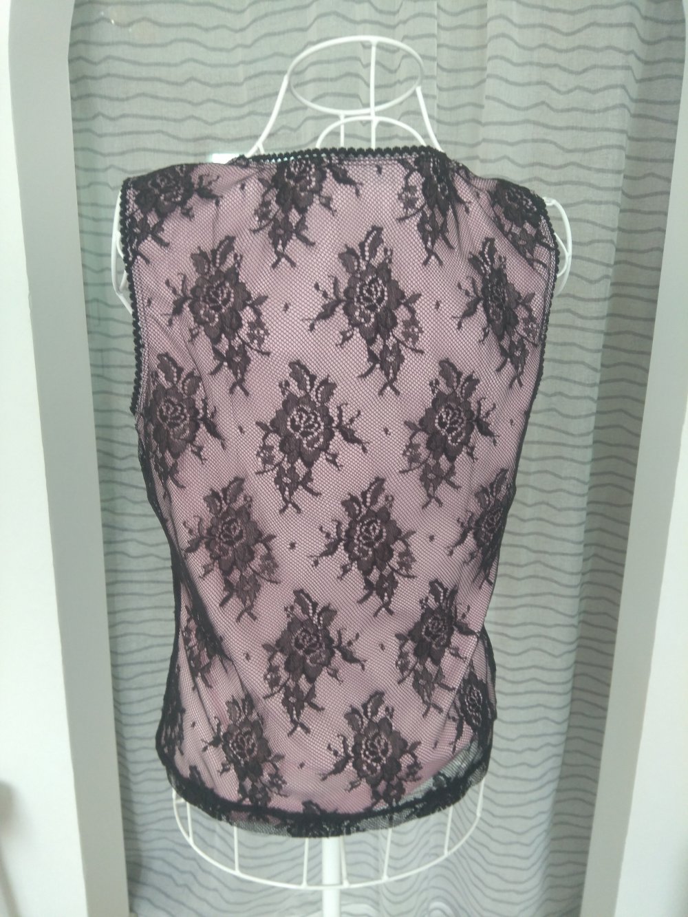Rosa Top mit schwarzer Spitze