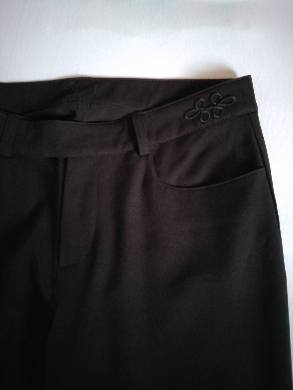 Schwarze weite Hose