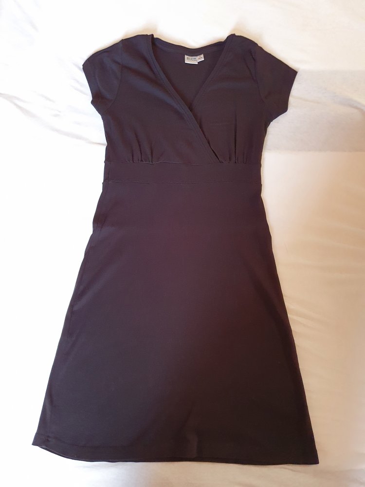 Schwarzes Kleid mit V-Ausschnitt