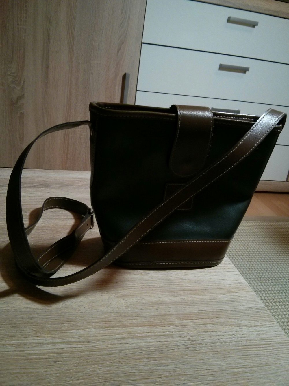 Grün braune kleine Handtasche