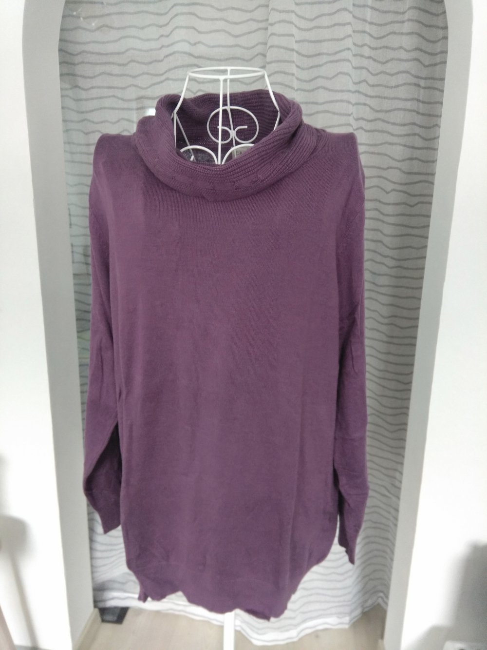 Dünner lila Pullover