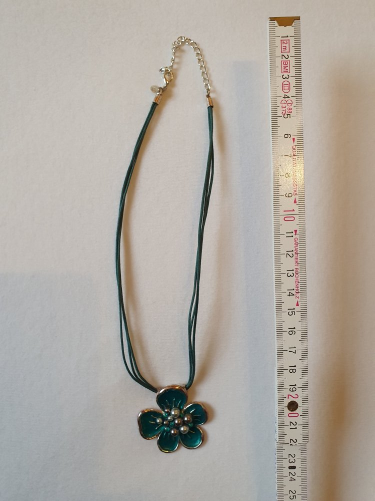 Türkis grüne Kette mit Blumenanhänger