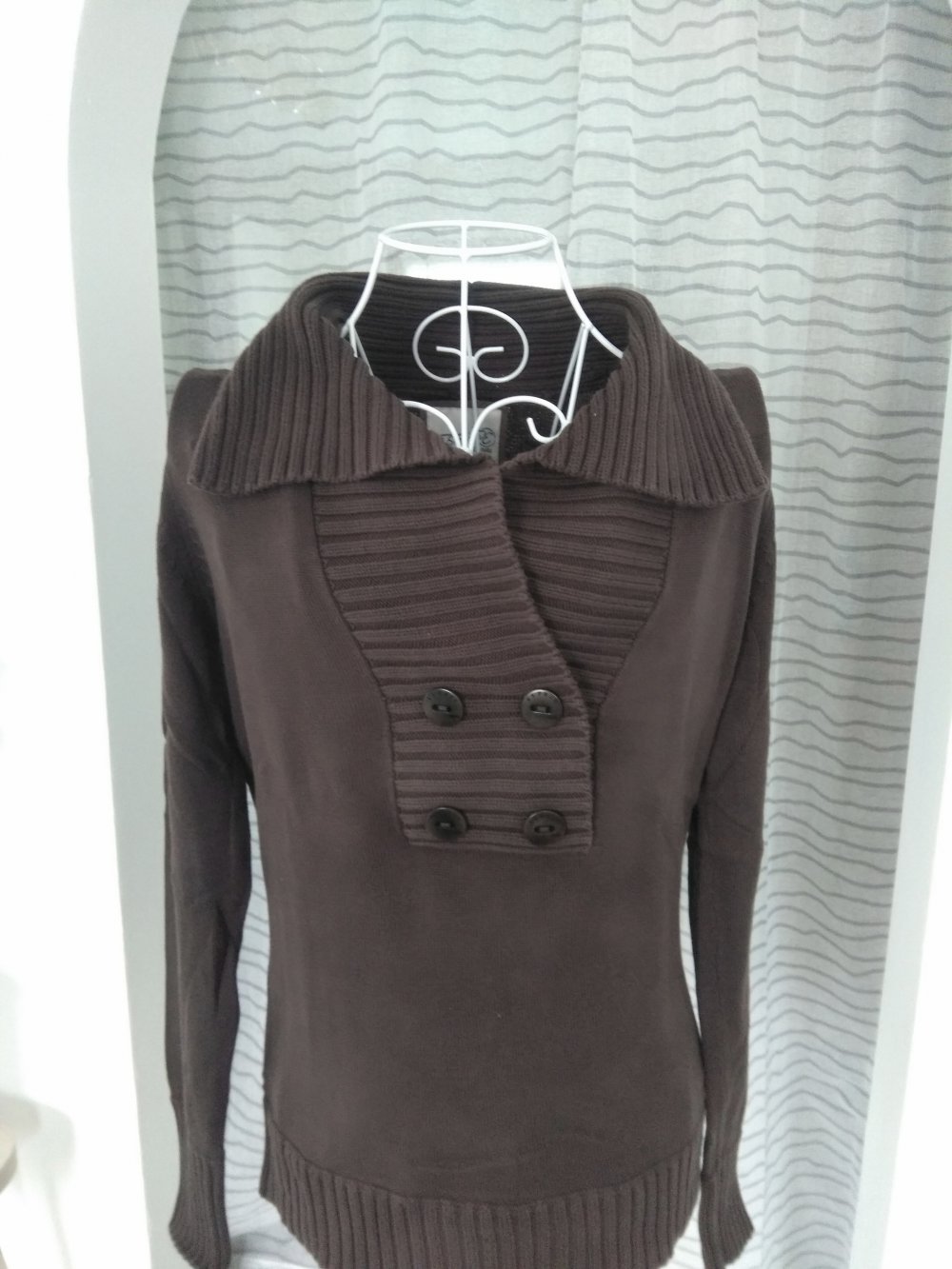 Brauner Pullover mit Kragen