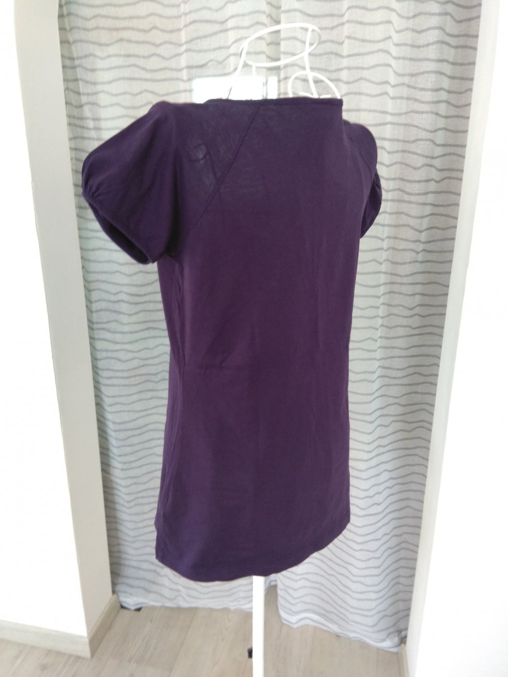 Lila T-Shirt oben mit Rüschen