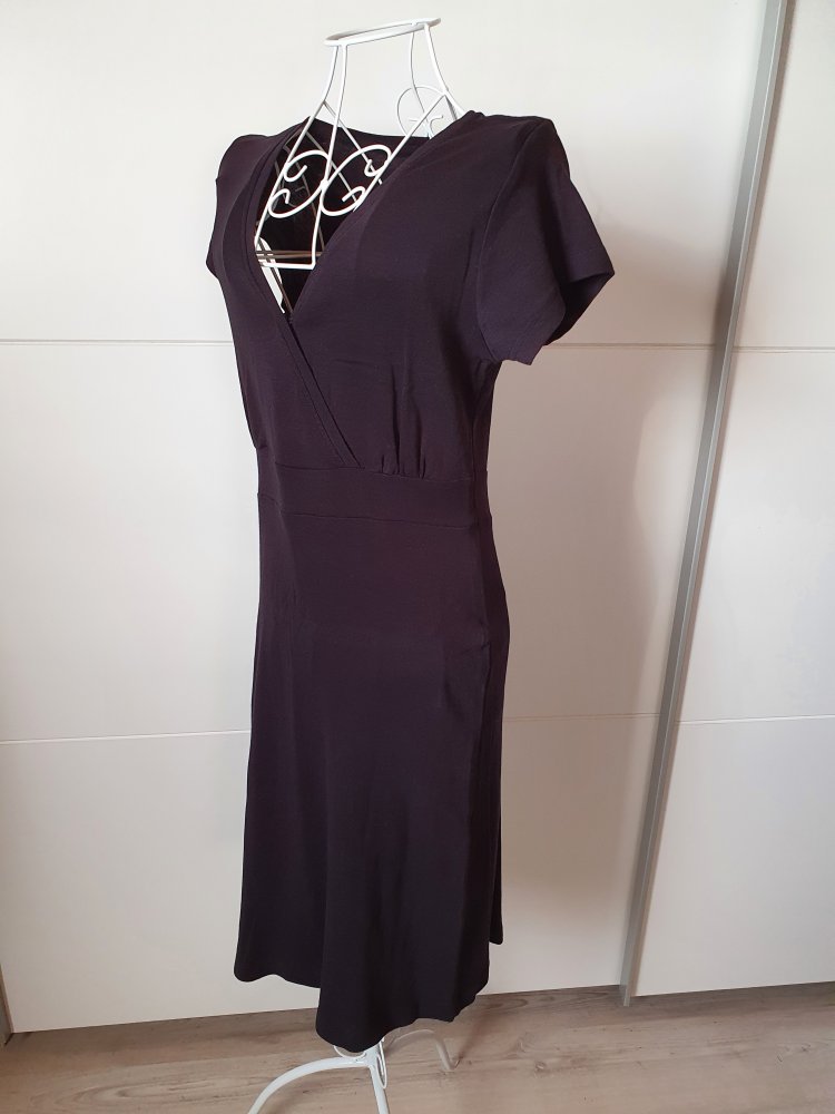 Schwarzes Kleid mit V-Ausschnitt