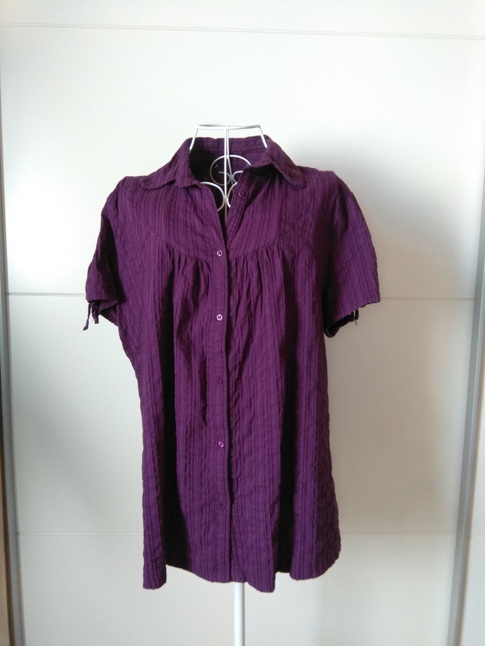 Lila Bluse mit Längsstreifen