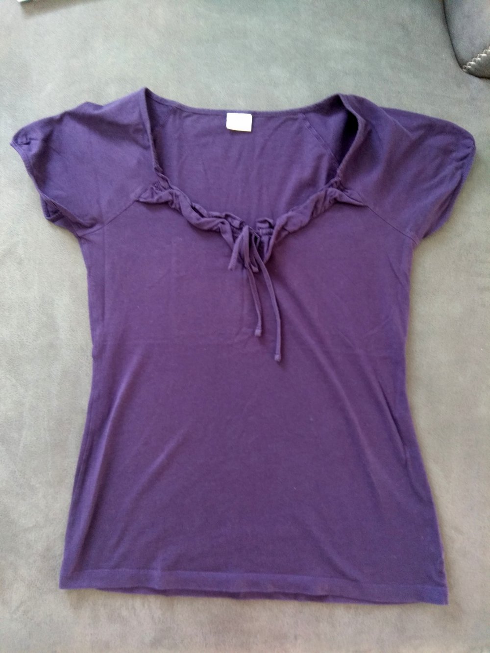 Lila T-Shirt oben mit Rüschen
