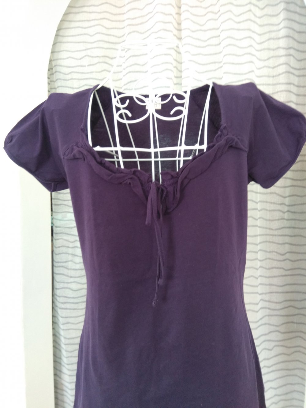 Lila T-Shirt oben mit Rüschen