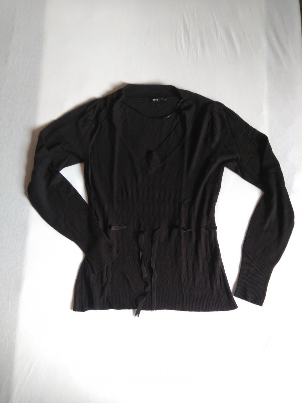 Dünner schwarzer Pullover mit V-Ausschnitt