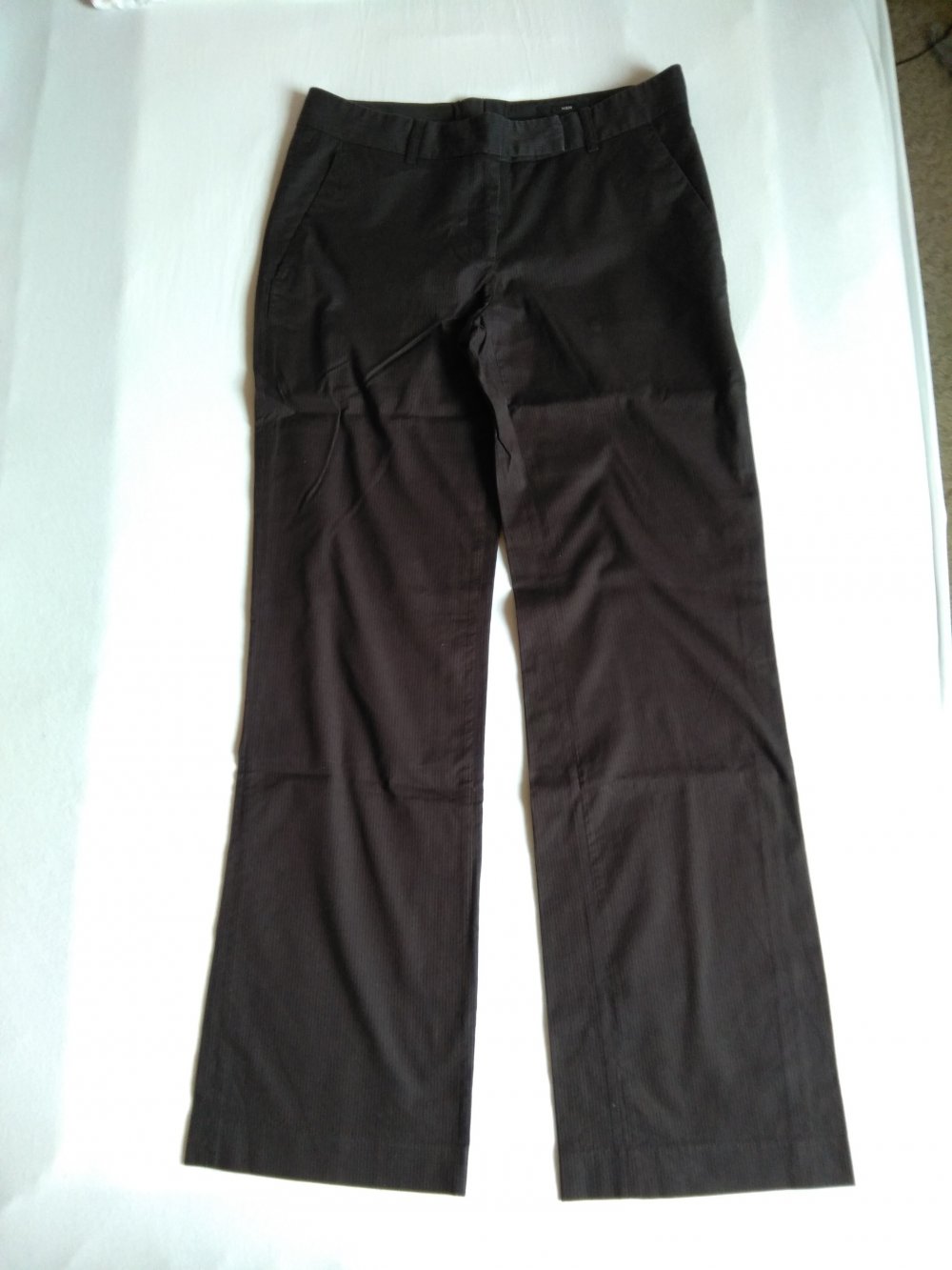 Schwarze Hose mit dünnen braunen Nadelstreifen
